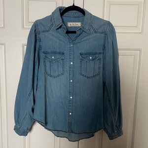 Women’s We The Free Blue Denim Poet Puff Shoulder Button-Up Shirt. Size S